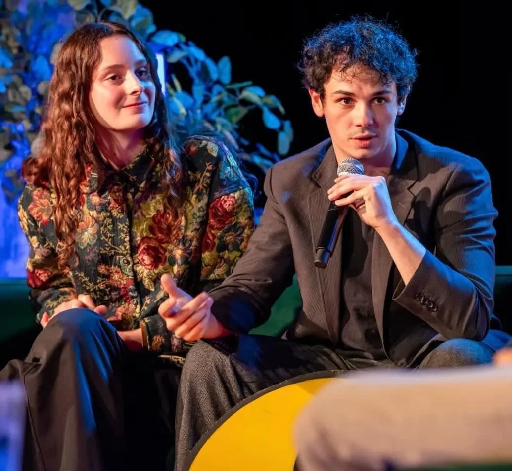Maelle Roma et Dorian Verdier assis sur scène lors d'une conférence.