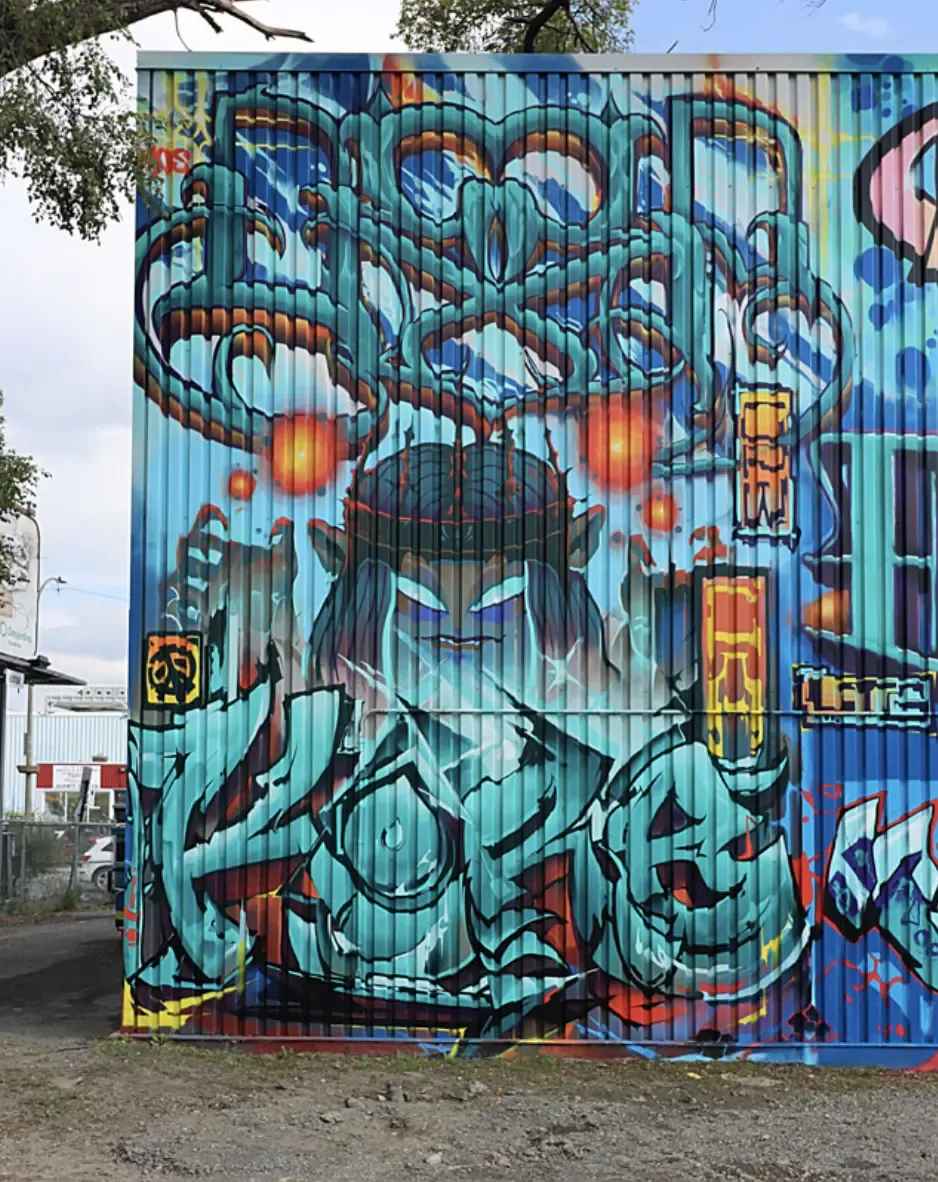 Lettrage graffiti de Korb aux tons bleus et verts.