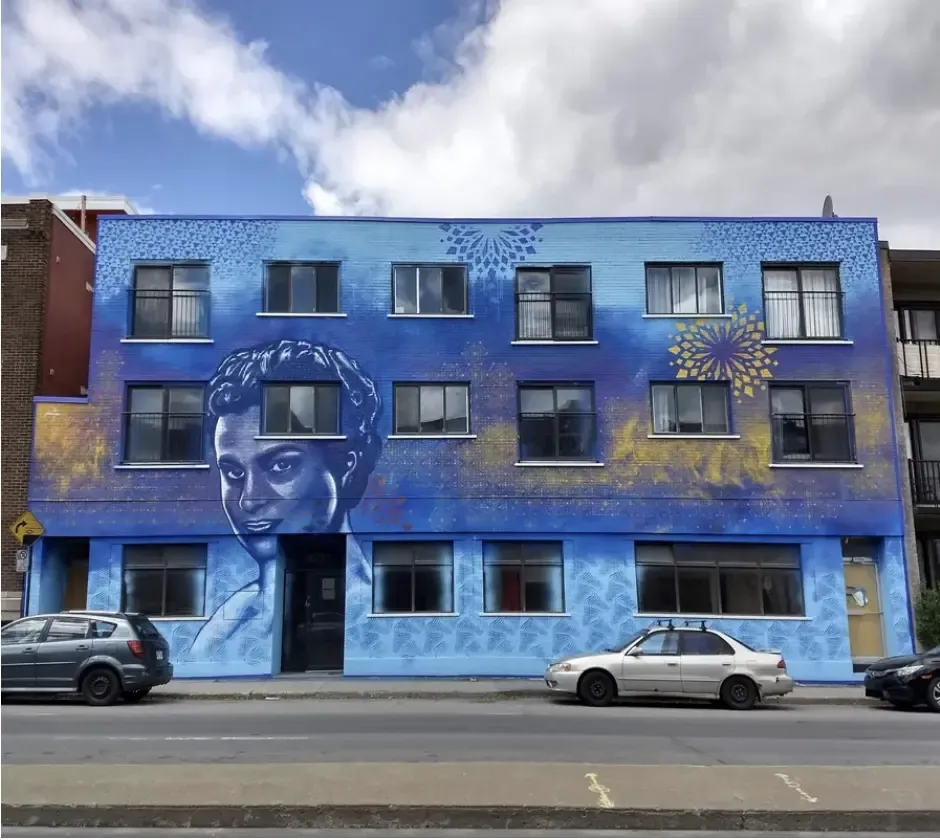 Façade d'immeuble entièrement peinte en bleu par Mateo.
