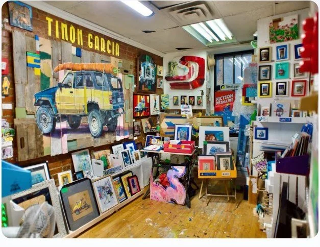 Intérieur de la galerie du Plateau avec des œuvres accrochées aux murs.